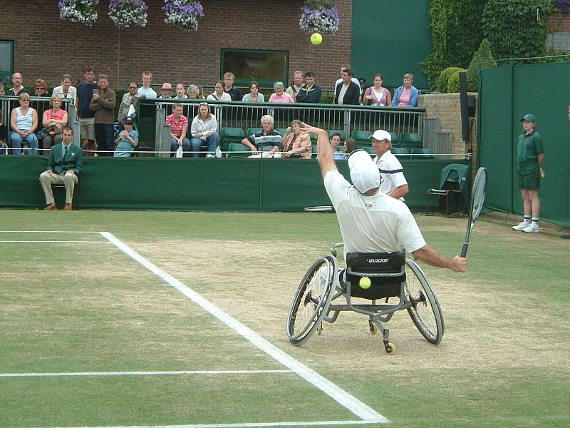 Na zdjęciu serwujący mężczyzna na wózku. Wimbledon 2023