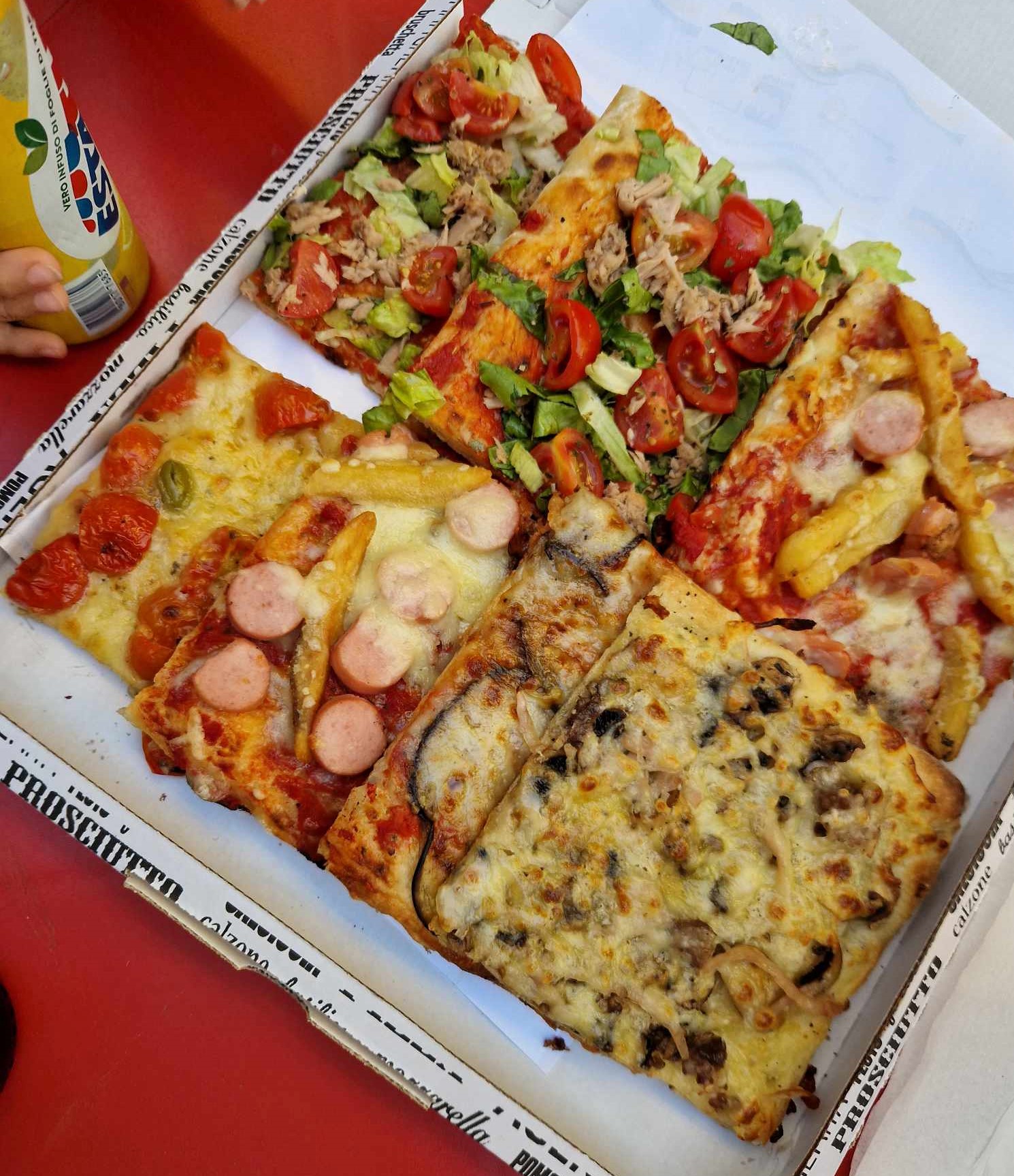 Wpływ pizzy na subwencję partii Hołowni i Konfederacji