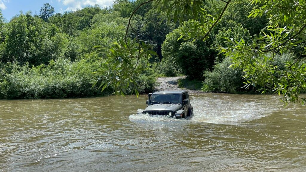 Ekipa Piaskownica 4×4 i Radio Bezpieczna Podróż przeprawa przez rzekę