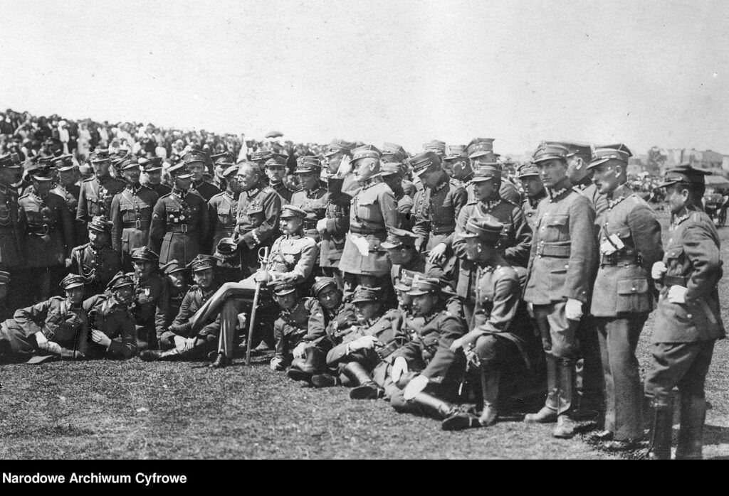 Wojna polsko-bolszewicka 1920 - na archiwalnym zdjęciu marszałek Józef Piłsudski w otoczeniu żołnierzy.