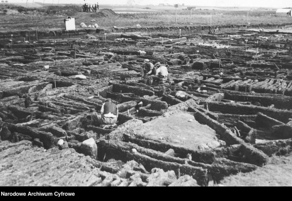 XXVIII Festyn Archeologiczny w Biskupinie - czarno-białe zdjęcie z wykopalisk w 1935 roku