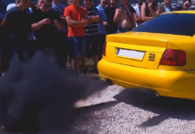Dym z rury wydechowej - tył żółtego Audi, z rury wydechowej wydobywają się kłęby czarnego dymu