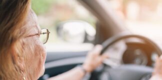 Senior za kierownicą – stanowi zagrożenie?