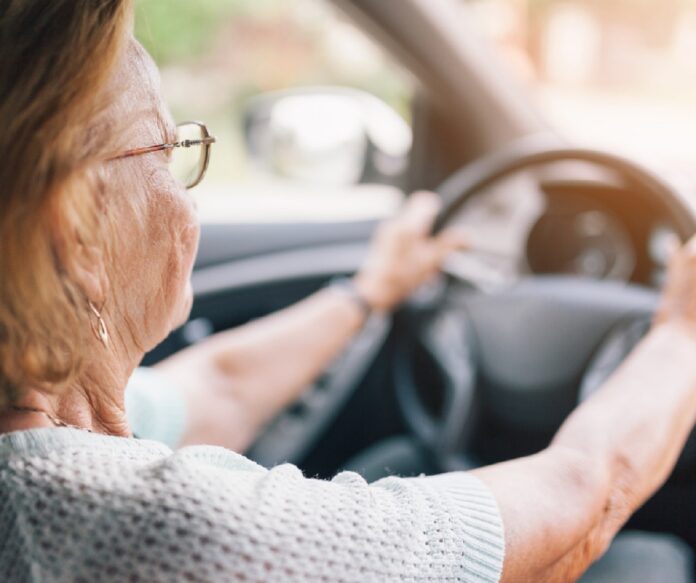 Senior za kierownicą – stanowi zagrożenie?