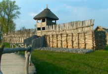 XXVIII Festyn Archeologiczny w Biskupinie - widok na bramę do osady