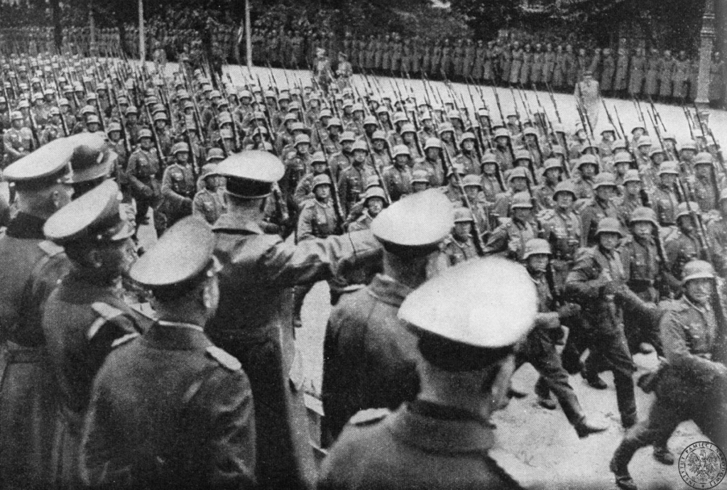 Zamach na Hitlera 5.10.1939. Adolf Hitler pozdrawia maszerujący oddział niemieckiej piechoty podczas defilady w Alejach Ujazdowskich, 5 października 1939 r. Foto AIPN