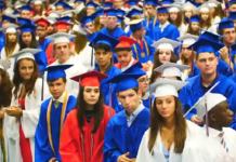 Udogodnienia dla niepełnosprawnych studentów. Amerykańscy studenci podczas promocji ubrani w białe, niebieskie i czerwone togi wraz z biretami.