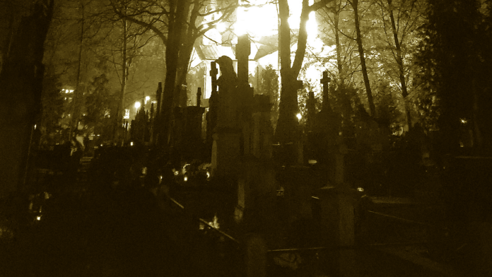 Cmentarz Powązkowski w sepii - Halloween Car