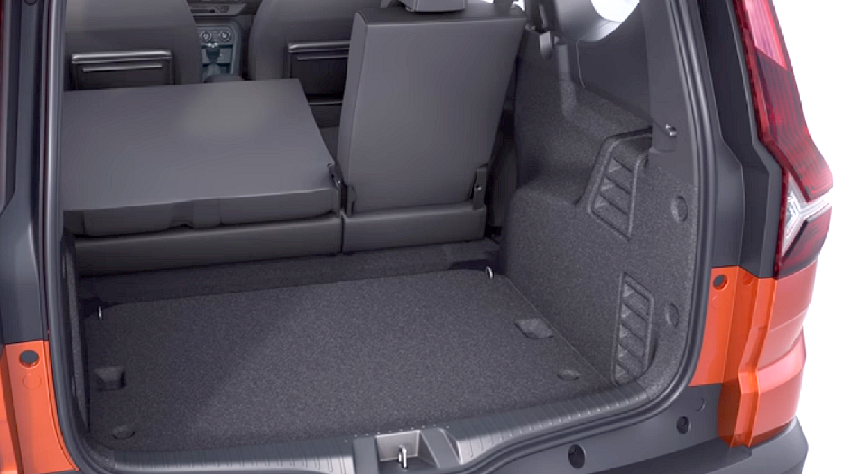 Dacia Jogger - otwarta klapa bagażnika, widać złożoną część drugiego rzędu siedzeń.
