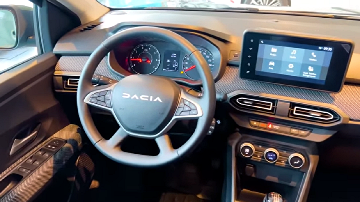 Dacia Jogger - zbliżenie na deskę rozdzielczą. Proste wyposażenie, tylko w niezbędne analogowe zegary, klasyczne pokrętła itp.