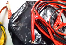 Kable rozruchowe - zbliżenie na zwinięte w jeden krążek czarny i czerwony kabel zakończone krokodylkami.
