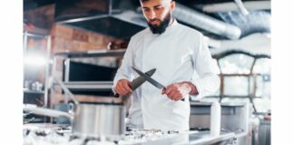 Szef kuchni ostrzy noże