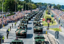 Parada na Wisłostradzie z okazji 15 sierpnia 2023, w której brał udział sprzęt wyprodukowany przez Polski przemysł zbrojeniowy