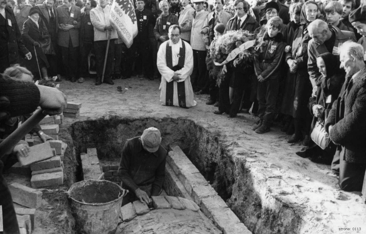 Pogrzeb księdza Jerzego Popiełuszki. Modlitwa tuż po pochówku. Fotografia pochodzi z albumu zawierającego kolekcję Jana Beszty-Borowskiego, obecnie w zasobie IPN
