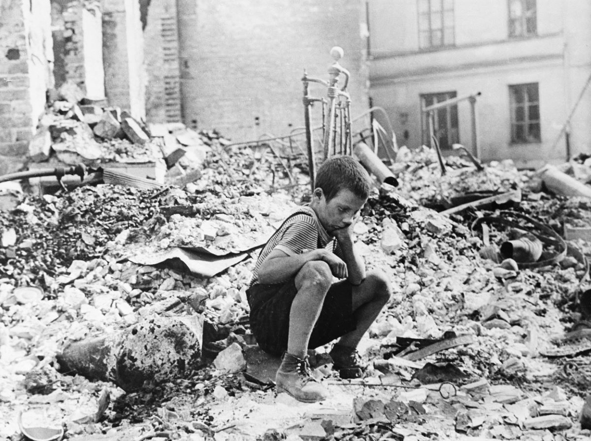 Polski chłopiec w ruinach Warszawy, wrzesień 1939. Julien Bryan,, któremu prezydent Stefan Starzyński umożliwił dokumentowanie wojny prowadzonej przez niemieckich bandytów.
