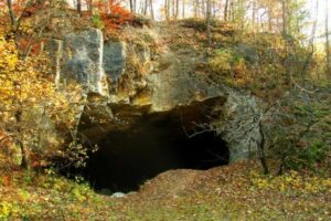 Śladami Nadwarciańskiego Bobra - jaskinia