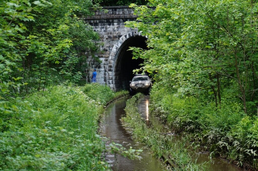TransPolonia Sudetia Samochód 4x4 wyjeźdzaz tunelu na bagnisty teren