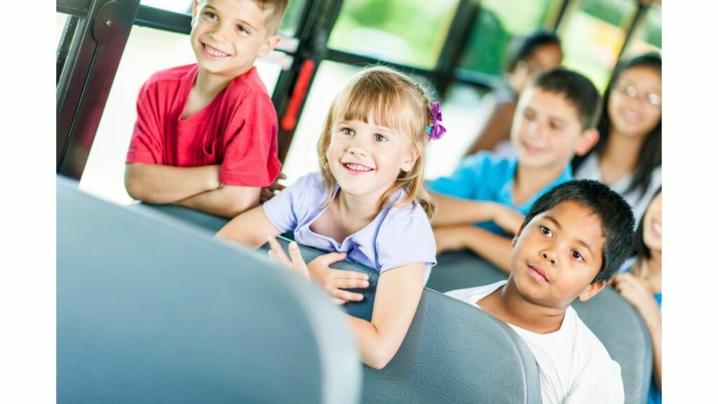 Bon szkolny 2024 - darmowe wycieczki dla uczniów. Dzieci jadące autobusem na wycieczkę szkolną