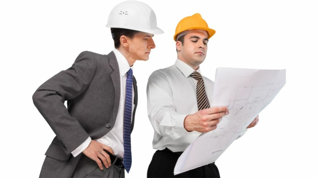 Dwóch mężczyzn ogląda plany budowy fabryki Izery w Jaworznie