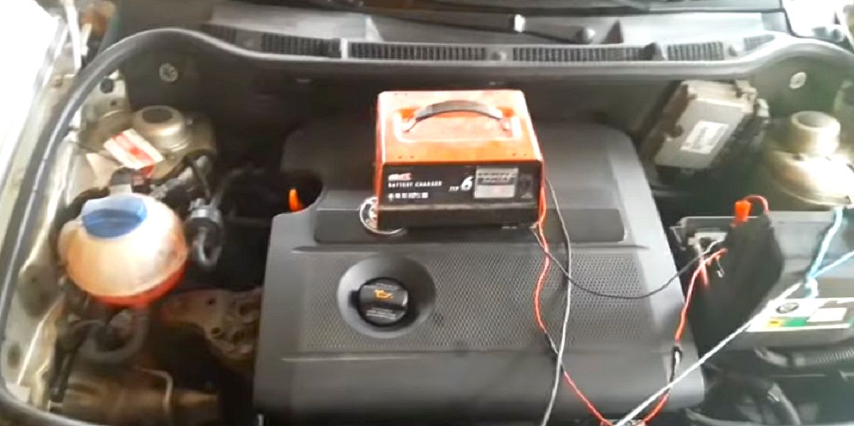 Akumulator zimą - w komorze silnika, na plastikowej obudowie stoi prostownik ładujący akumulator