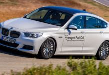 BMW przeciwne unijnej polityce klimatycznej - po pustynnej drodze jedzie białe BMW napędzane wodorem