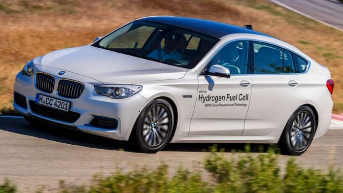 BMW przeciwne unijnej polityce klimatycznej - po pustynnej drodze jedzie białe BMW napędzane wodorem
