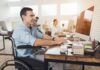 Czym jest System IPFRON+? mężczyzna na wózku inwalidzkim korzystający z nowoczesnej platformy