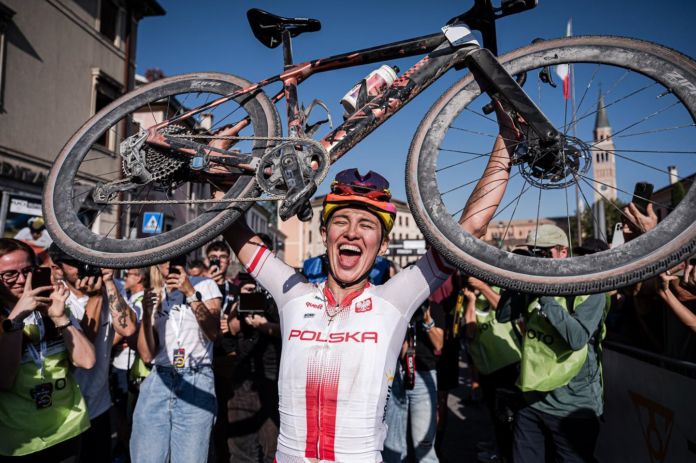 Na zdjęciu Katarzyna Niewiadoma ciesząca się z zdobycia mistrzostwa świata w kolarstwie gralovym Katarzyna Niewiadoma Została Mistrzynią Świata.