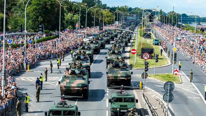 Parada na Wisłostradzie z okazji 15 sierpnia 2023, w której brał udział sprzęt wyprodukowany przez Polski przemysł zbrojeniowy