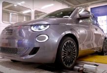 Spadek popytu na samochody elektryczne - na zdjęciu szary Fiat 500e na rolkach testowych w fabryce Mirafiori
