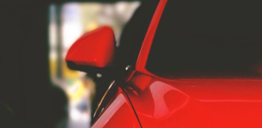Wypożyczalnia samochodów na lotnisku, czerwony ford mustang