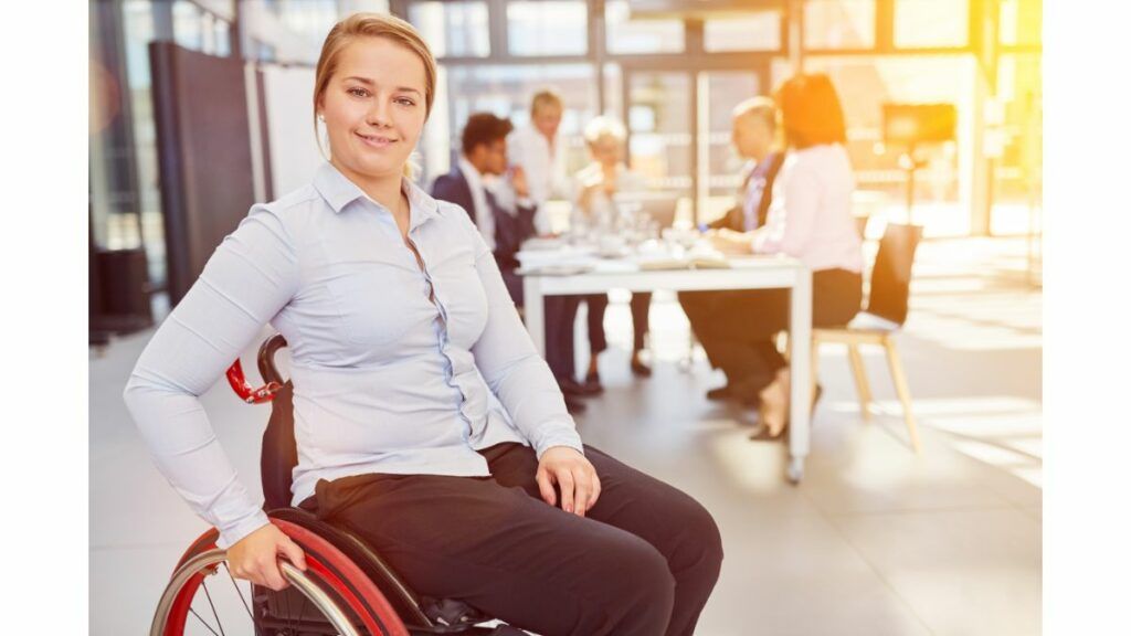 Czym jest System IPFRON+? Dziewczyna w biurze na wózku inwalidzkim