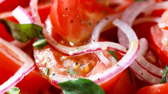 zalety pomidorów i przetworów pomidorowych, plastry pomidorów z cebulką, pieprzem i bazylią