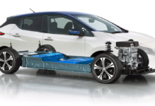 Bateria litowo-jonowe - na ilustracji widać przekrój białego Nissana Leaf z uwidocznioną w podłodze, baterią trakcyjną.