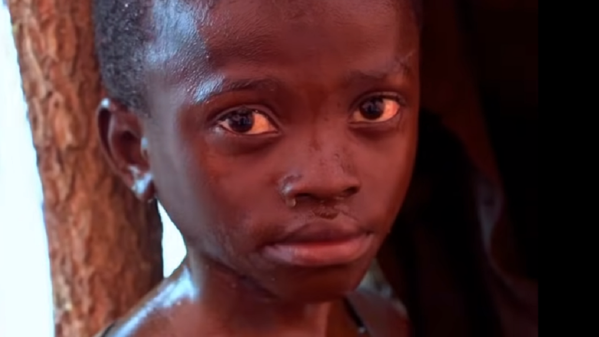 Baterie litowo-jonowe - twarz wychudzonego, małego afrykańczyka, ogromne zmęczone oczy malca, który jest górnikiem w kopalni kobaltu
