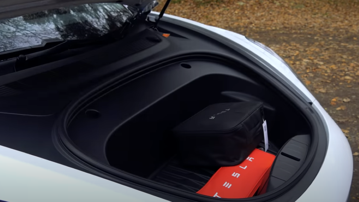 Dacia prześciga Teslę w raportach TUV Tesla model 3 2021 schowek w miejscu silnika