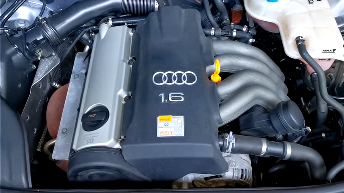 Moto Doktor - ujęcie na komorę silnika Audi, a w niej czyściutki silnik 1.6.