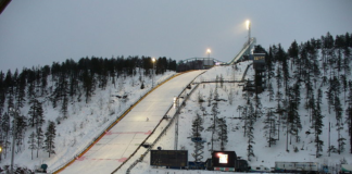 Na zdjęciu jest Rukatunturi fińska skocznia narciarska w Ruce. Reprezentacje na inaugurację Pucharu Świata.