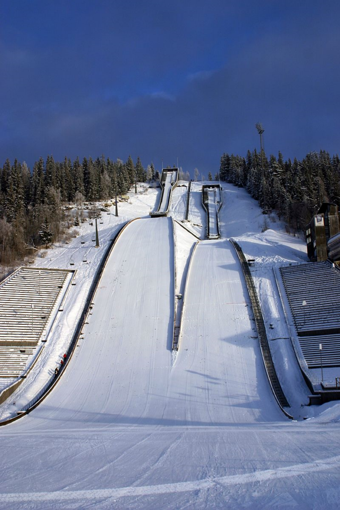 Na zdjęciu jest kompleks skoczni w lillehammer. Skoki narciarskie PŚ w Lillehammer 2023.