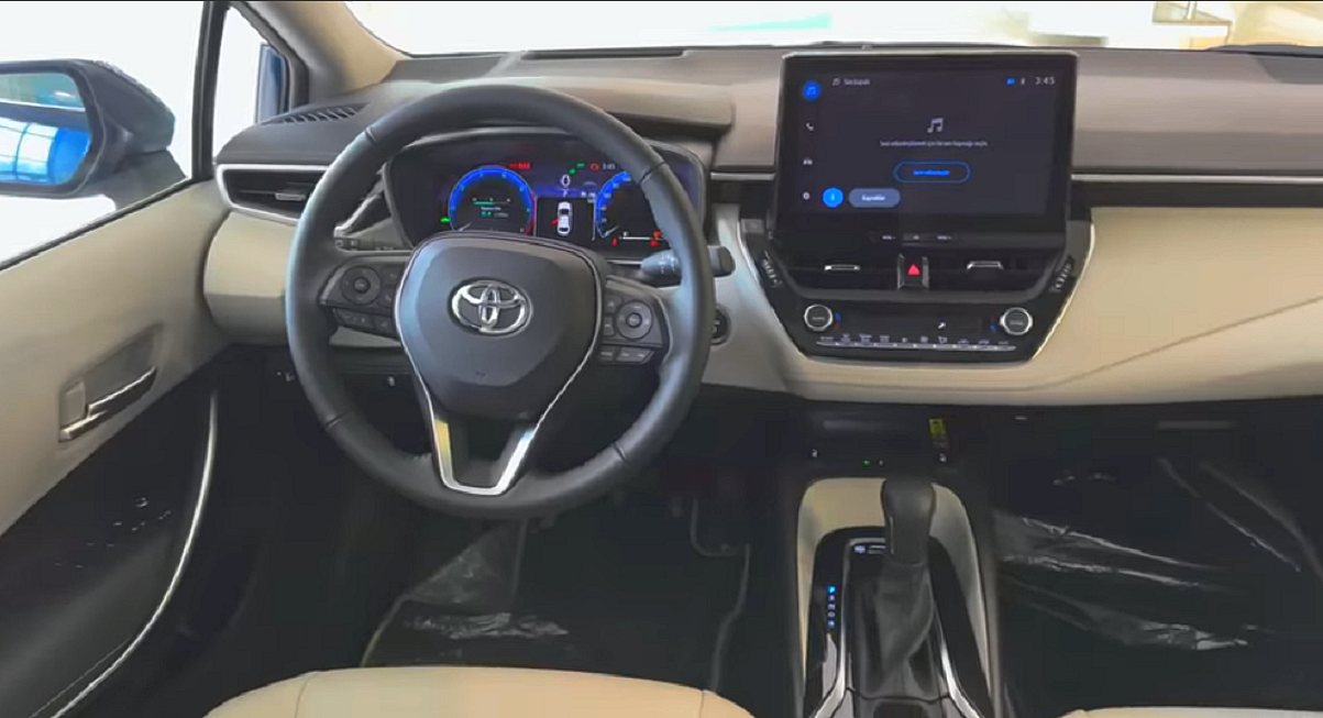 Toyota Corolla 1.8 Hybrid - widok całej przedniej konsoli z kierownicą oraz dwoma ekranami LCD