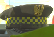 nowe uprawnienia straży miejskiej, czapka strażnika miejskiego leżąca w radiowozie