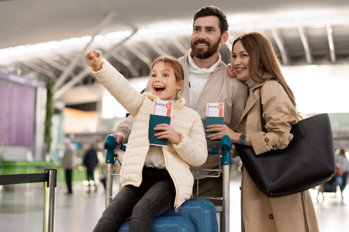 szczęśliwa rodzina na lotnisku bo kupiła tanie bilety na tanie loty
