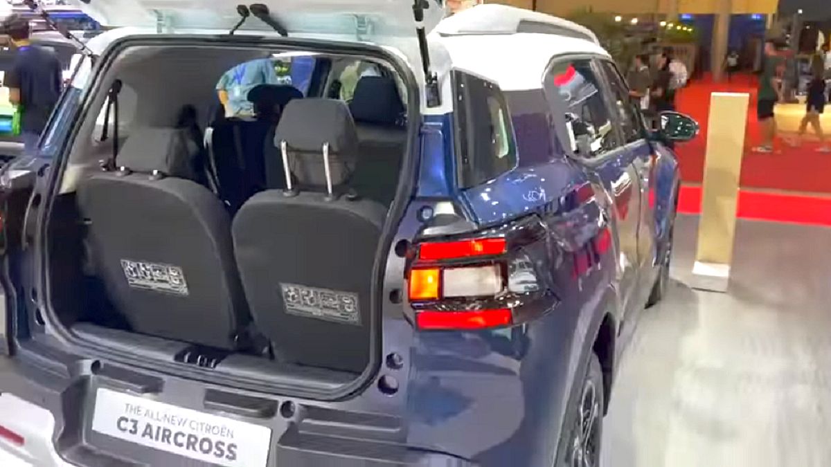 Citroen C3 Aircross - poprzez otwartą klapę bagażnika widać trzeci rząd siedzeń. To wersja siedmioosobowa na rynek indyjski.