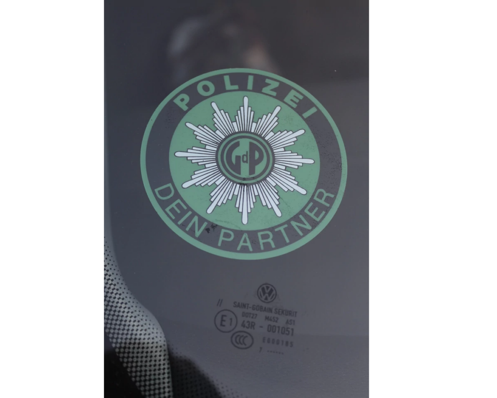 Co oznaczają niemieckie naklejki na samochodach - to nie policjant ani Nuerburgring.. To oznaka niemieckiego związku zawodowego policjantów.