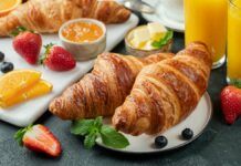 Jesienne śniadanie - odsłona druga croissant z różnymi dodatkami