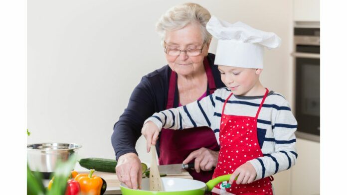 Kulinarna Nawigacja - a po kabaczkach...legumina Babcia gotująca wspólnie z wnuczkiem w kuchni