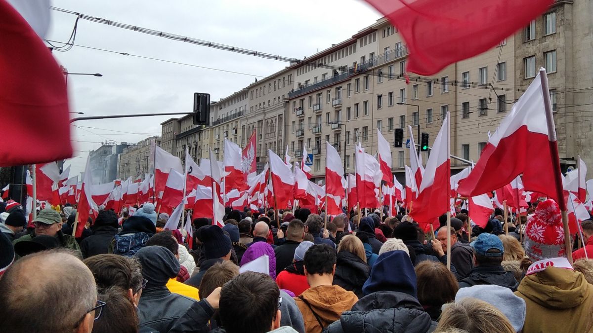 Marsz Niepodległości 11.11.2022 w pobliżu ronda Romana Dmowskiego
