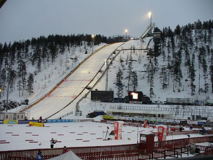 Na zdjęciu jest Rukatunturi fińska skocznia narciarska w Ruce. Reprezentacje na inaugurację Pucharu Świata.