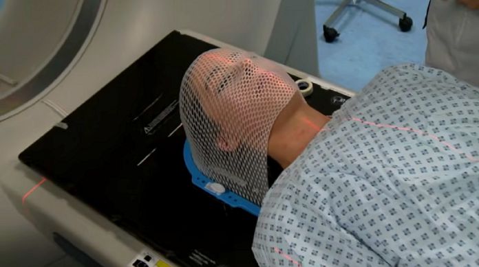 Jak rozpoznać raka? Kobieta przed badaniem tomografem komputerowym.