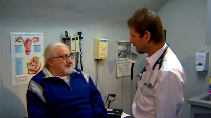 Nowe udogodnienia dla pacjentów, starszy mężczyzna rozmawia ze stojącym przed nim lekarzem w gabinecie